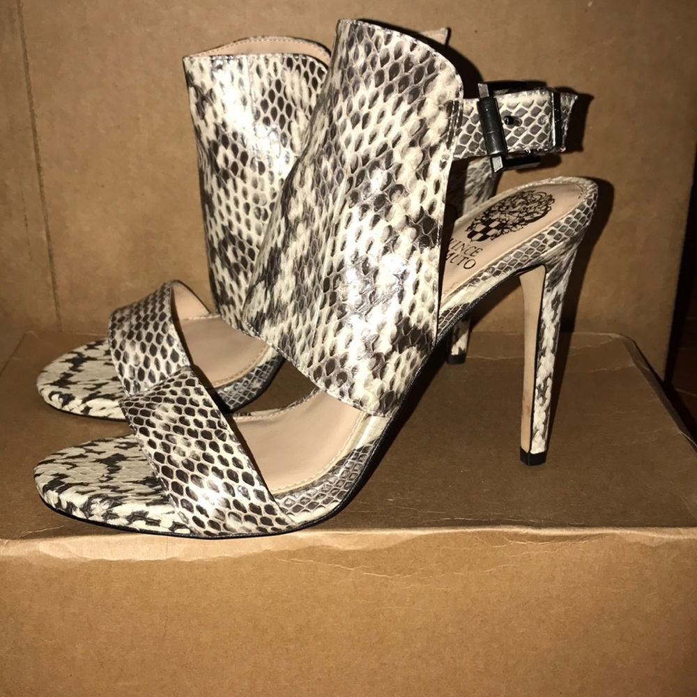 EUC Vince Camuto size 8 snake skin heels